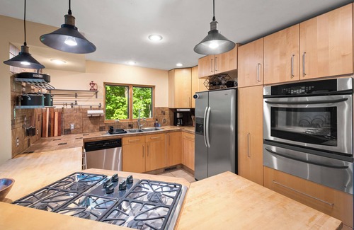 Lovingston Cabin | Spacious Cabin in the Woods near Breweries and Wineries