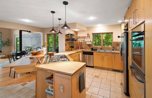 Lovingston Cabin | Spacious Cabin in the Woods near Breweries and Wineries