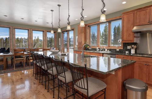 Granby House | Alpine Retreat: Guest Rated 9.8 with Ocean View & Kitchen