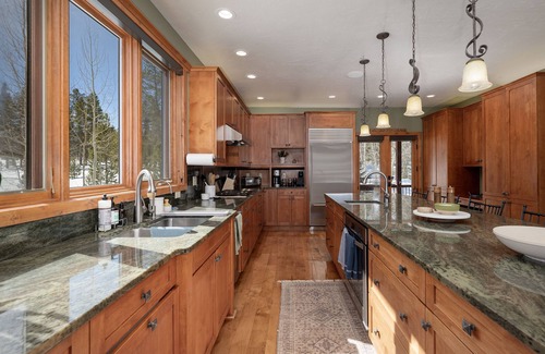 Granby House | Alpine Retreat: Guest Rated 9.8 with Ocean View & Kitchen