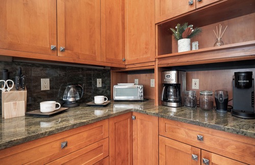 Granby House | Alpine Retreat: Guest Rated 9.8 with Ocean View & Kitchen