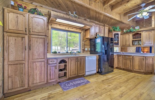 Albany Cabin | Relaxing Cabin Retreat on Dale Hollow Lake with Hot Tub