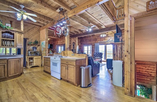 Albany Cabin | Relaxing Cabin Retreat on Dale Hollow Lake with Hot Tub