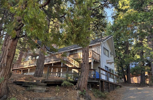 Strawberry Cabin | Cozy Cabin Retreat - Minutes from Pinecrest & Dodgeridge