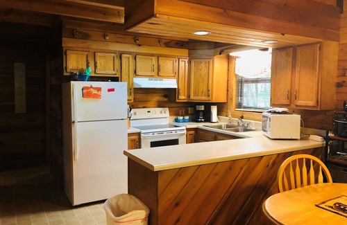 Hico Cabin | Family-Friendly Cabin with Spa & Hot Tub, Sleeps 8!