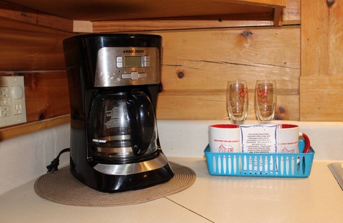 Hico Cabin | Family-Friendly Cabin with Spa & Hot Tub, Sleeps 8!