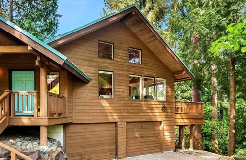 Cedar Heights House | Comfortable Cabin Retreat with Hot Tub and Sauna Access