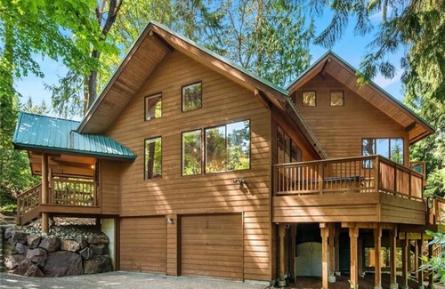 Cedar Heights House | Comfortable Cabin Retreat with Hot Tub and Sauna Access