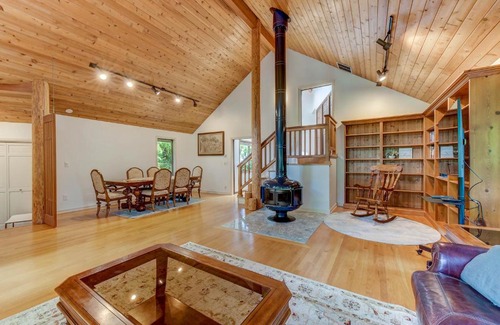 Cedar Heights House | Comfortable Cabin Retreat with Hot Tub and Sauna Access
