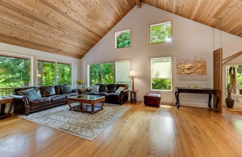 Cedar Heights House | Comfortable Cabin Retreat with Hot Tub and Sauna Access