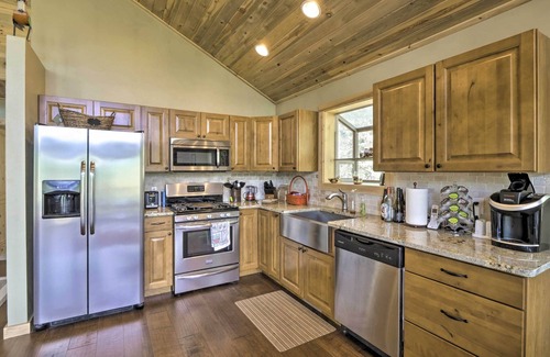 Michigan Hill Cabin | Inviting Cabin with Scenic Views & Deck Near Jefferson Lake