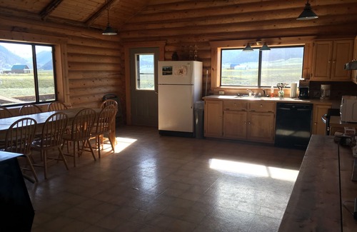 Cameron House | Inviting Cabin with Breathtaking Views near Yellowstone