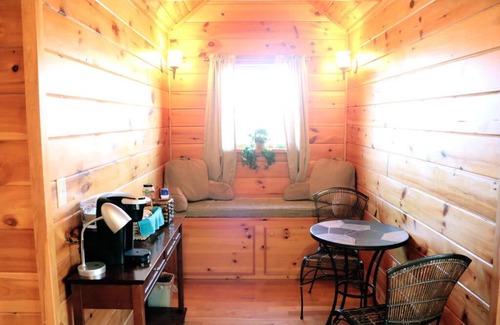Hot Springs House | Cozy Cabin with Spectacular Views, Hot Tub & Wi-Fi