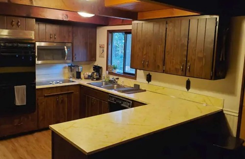 Packwood House | Cozy Cabin with Hot Tub Near Mt. Rainier – Rated 10/10