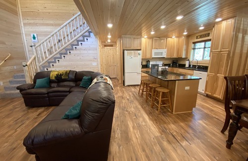 Island Park Cabin | New Cabin Retreat with Hot Tub, Steps from the River