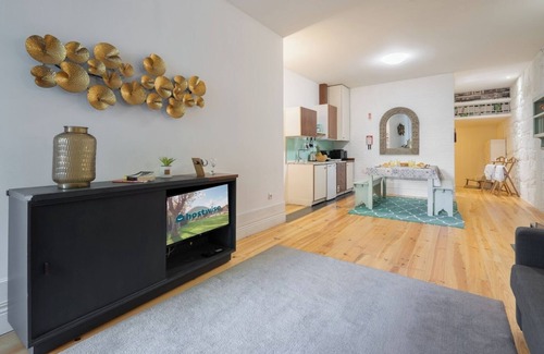 Lordelo do Ouro e Massarelos Apartment | Inviting Apartment with Terrace and Great Amenities