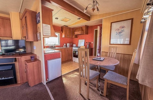 Lowestoft House | Cozy Caravan by the Beach in Suffolk with Ocean Views