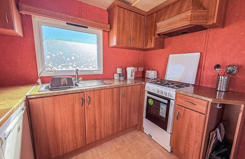 Lowestoft House | Cozy Caravan by the Beach in Suffolk with Ocean Views