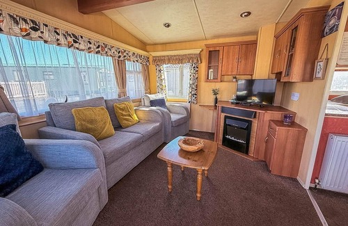 Lowestoft House | Cozy Caravan by the Beach in Suffolk with Ocean Views