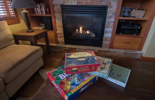 Rossland Condo | Top-Rated Chalet Near Red Mountain with Spa & Hot Tub