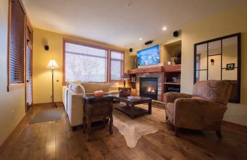Rossland Condo | Top-Rated Chalet Near Red Mountain with Spa & Hot Tub