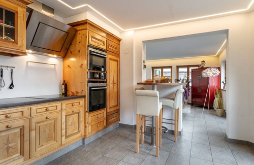 Gundhabing House | Cozy Chalet Steps from the Ski Lift with Modern Amenities
