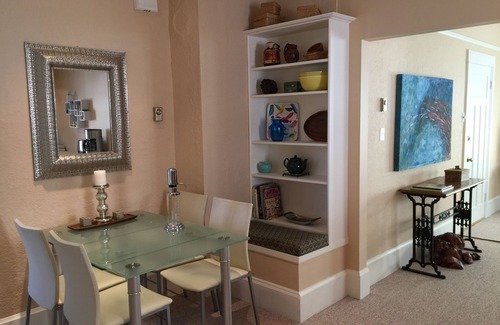 Oaklands Apartment | Charming Retreat on Kings Road Greenway with Ocean View