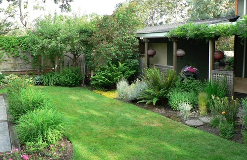 Oaklands Apartment | Charming Retreat on Kings Road Greenway with Ocean View