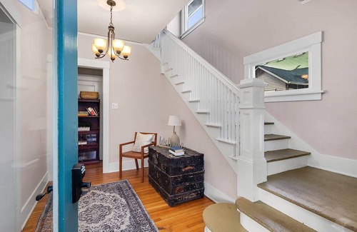Eastlake Apartment | Pet-Friendly Seattle Craftsman Apartment with Spa Access