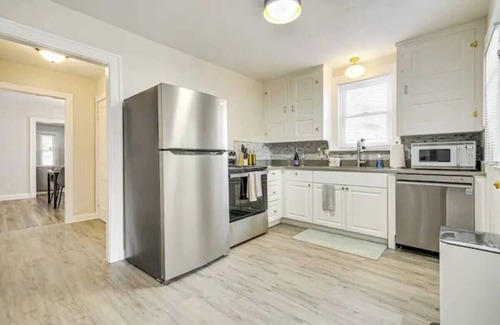 Hilltop House | Spacious & Charming Home Near Downtown Columbus - Mins to OSU and Hospitals