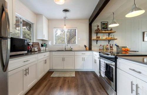 Oatmeal House | Spacious Chic Cabin with Private Yard in Marble Falls, Texas