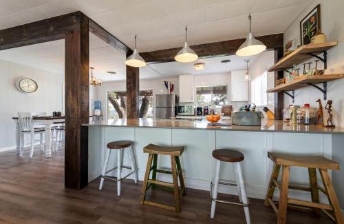 Oatmeal House | Spacious Chic Cabin with Private Yard in Marble Falls, Texas
