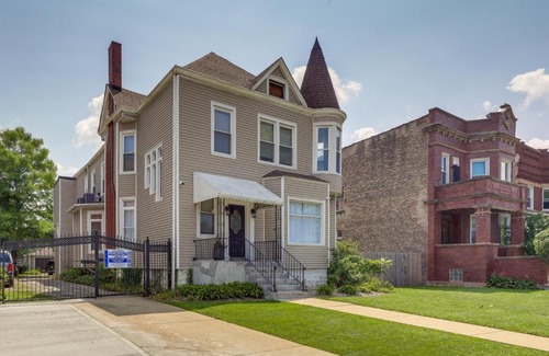 South Austin Apartment | Family-Friendly Chicago Condo with Deck Near Downtown