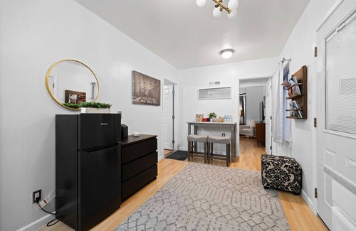 Sunnyside House | Perfect Getaway: 2 Master Bedrooms with Free Parking in SF