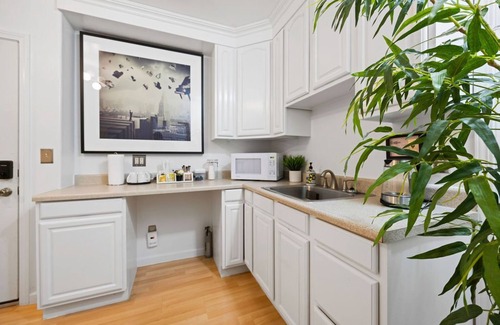 Sunnyside House | Perfect Getaway: 2 Master Bedrooms with Free Parking in SF