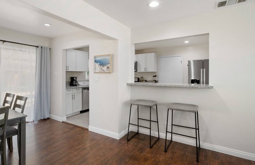 Raisin House | Pet-Friendly 2-Bedroom Retreat, Just Minutes from Airport