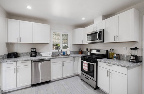 Raisin House | Pet-Friendly 2-Bedroom Retreat, Just Minutes from Airport