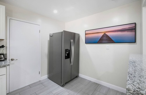 Raisin House | Pet-Friendly 2-Bedroom Retreat, Just Minutes from Airport