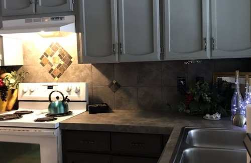 North Central Thousand Oaks House | Relaxing Home with Kitchen & Breakfast - Guest Rated 9.6