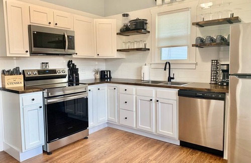 Kokomo House | Spacious, Clean & Sleek 2 bedrooms/2 baths house