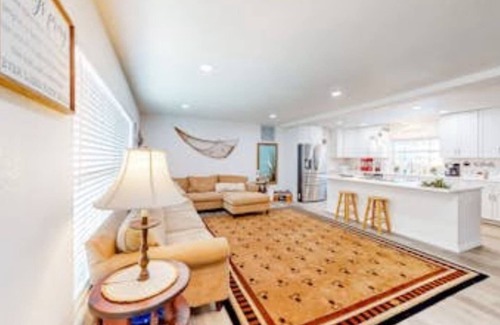 Clearwater House | Spacious Clearwater 4BR,3BA Cowboy Pool, Fire pit, Pet-Friendly 10 Min to Beach