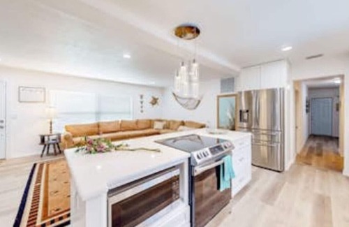 Clearwater House | Spacious Clearwater 4BR,3BA Cowboy Pool, Fire pit, Pet-Friendly 10 Min to Beach