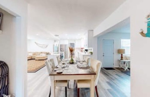 Clearwater House | Spacious Clearwater 4BR,3BA Cowboy Pool, Fire pit, Pet-Friendly 10 Min to Beach