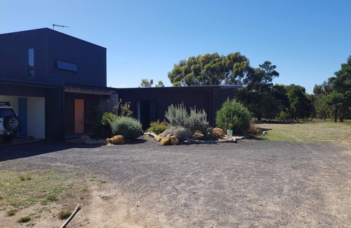 Bellbrae House | Coastal Oasis Family Home: Pet-Friendly Bush Meets Beach