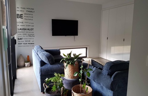 Bellbrae House | Coastal Oasis Family Home: Pet-Friendly Bush Meets Beach
