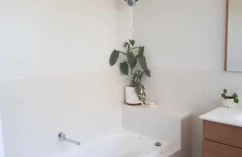 Bellbrae House | Coastal Oasis Family Home: Pet-Friendly Bush Meets Beach