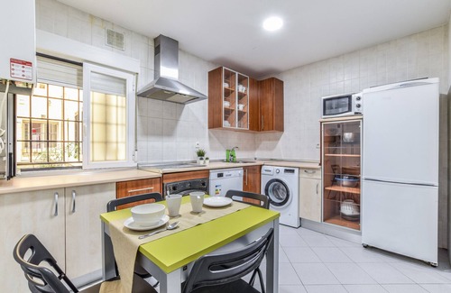 Jeronimos Apartment | Comfortable Stay at Retiro VII with Spa & Pet-Friendly Options