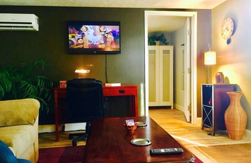 Waverly House | Private 3 Bedroom Retreat with Kitchen & Breakfast Included