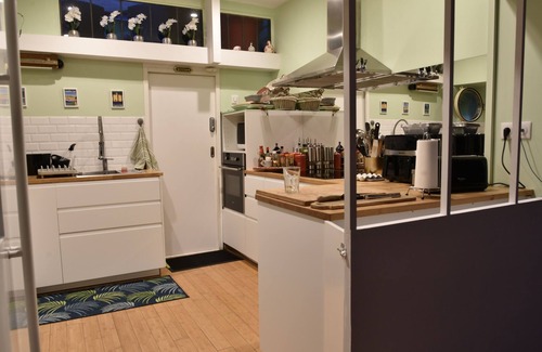 Cote Pavee Boat Rental | Modern Houseboat Retreat in Downtown Toulouse, Rated 10/10