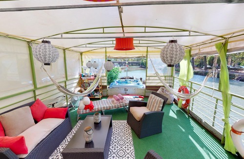 Cote Pavee Boat Rental | Modern Houseboat Retreat in Downtown Toulouse, Rated 10/10